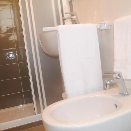 Alojamento de Acomodação e Pequeno-almoço Sole E Luna 3*